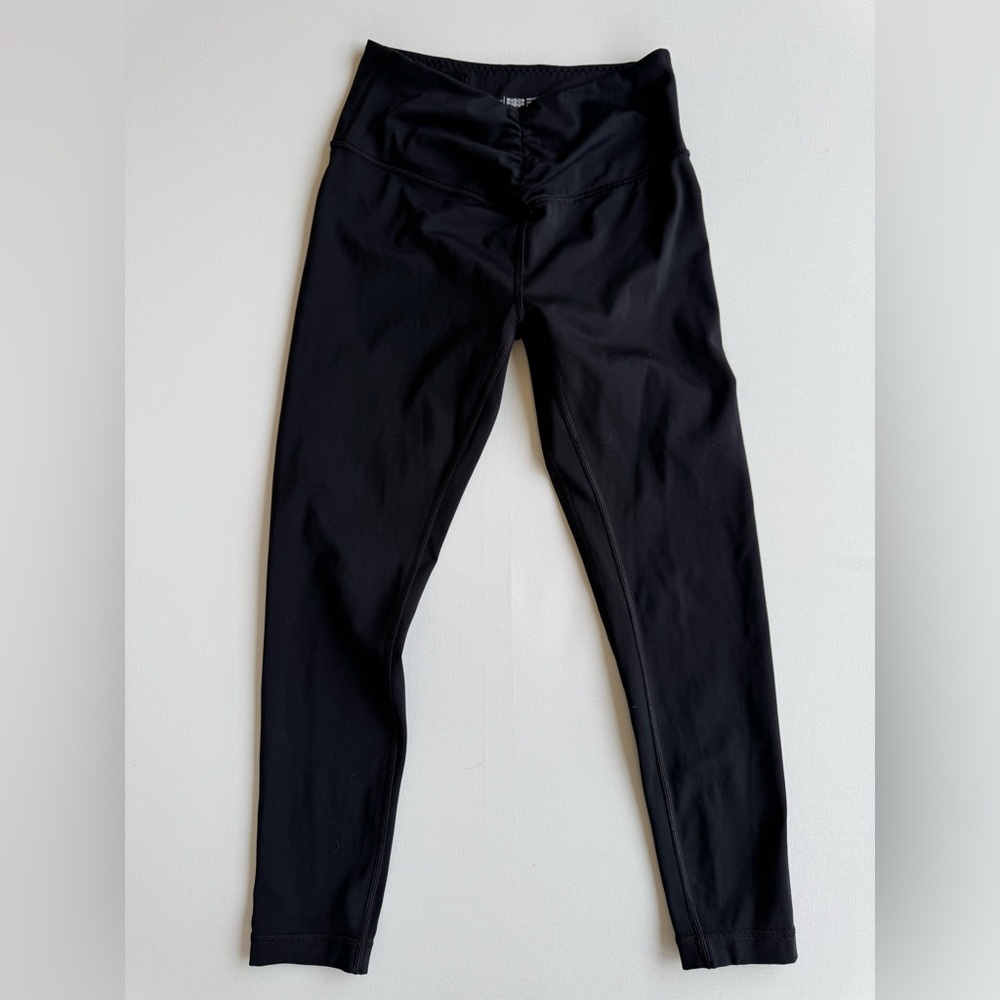 ✨Victorias Secret Sport Cropped Black V- Waisted Leggings✨
Size: Small - Picture 5 of 9